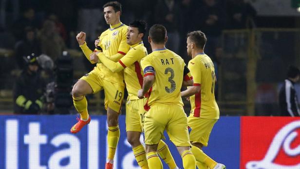 Rumänische Fußballspieler feiern ein Tor in gelben Trikots.