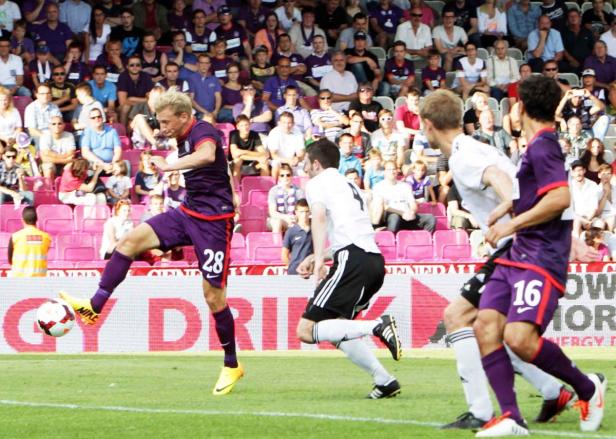 Ein Fußballspieler schießt den Ball während eines Spiels.