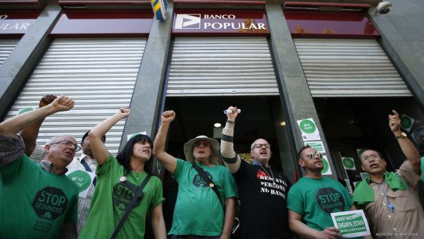Demonstranten protestieren vor einer Filiale der Banco Popular gegen Zwangsräumungen.