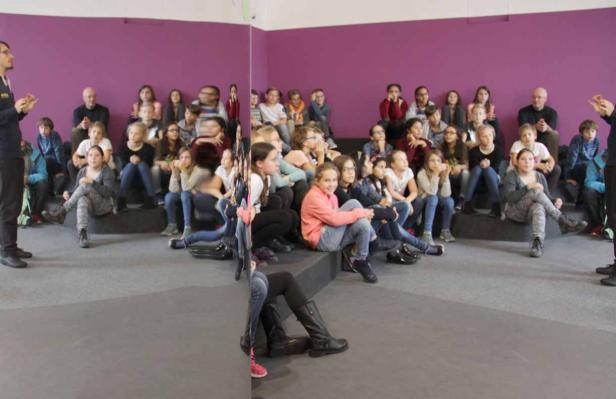 Mit zwei Klassen durch die neue ZOOM-Ausstellung
