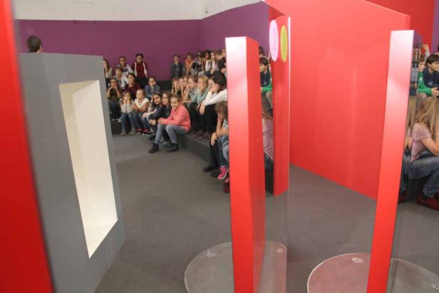 Mit zwei Klassen durch die neue ZOOM-Ausstellung