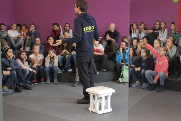 Mit zwei Klassen durch die neue ZOOM-Ausstellung