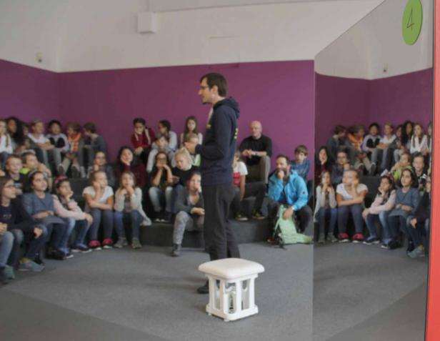 Mit zwei Klassen durch die neue ZOOM-Ausstellung
