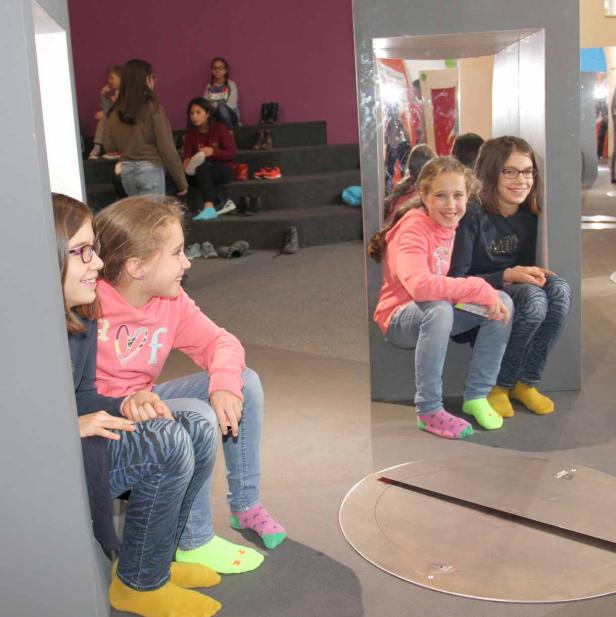 Mit zwei Klassen durch die neue ZOOM-Ausstellung
