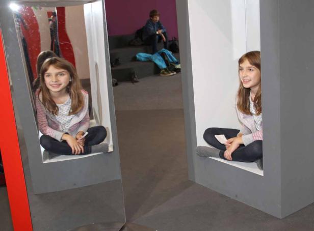 Mit zwei Klassen durch die neue ZOOM-Ausstellung