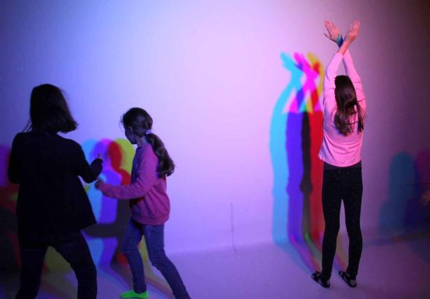 Mit zwei Klassen durch die neue ZOOM-Ausstellung