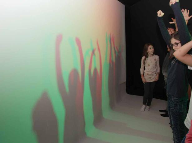 Mit zwei Klassen durch die neue ZOOM-Ausstellung