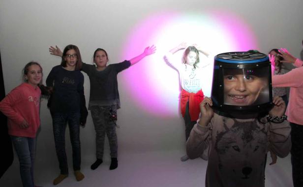 Mit zwei Klassen durch die neue ZOOM-Ausstellung
