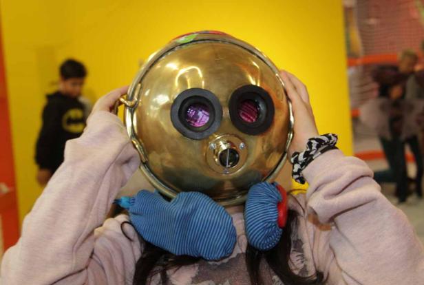Mit zwei Klassen durch die neue ZOOM-Ausstellung