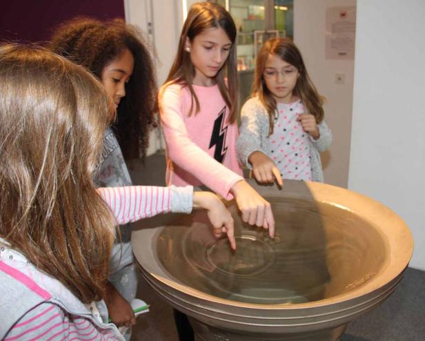 Mit zwei Klassen durch die neue ZOOM-Ausstellung