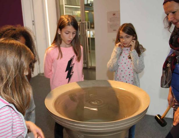 Mit zwei Klassen durch die neue ZOOM-Ausstellung