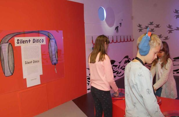Mit zwei Klassen durch die neue ZOOM-Ausstellung