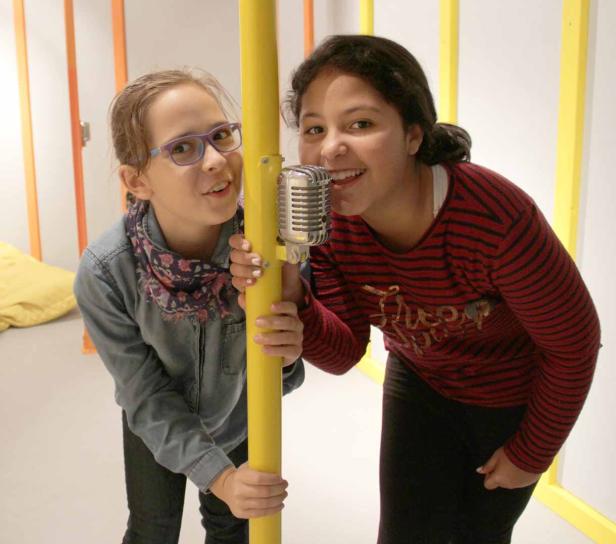 Mit zwei Klassen durch die neue ZOOM-Ausstellung