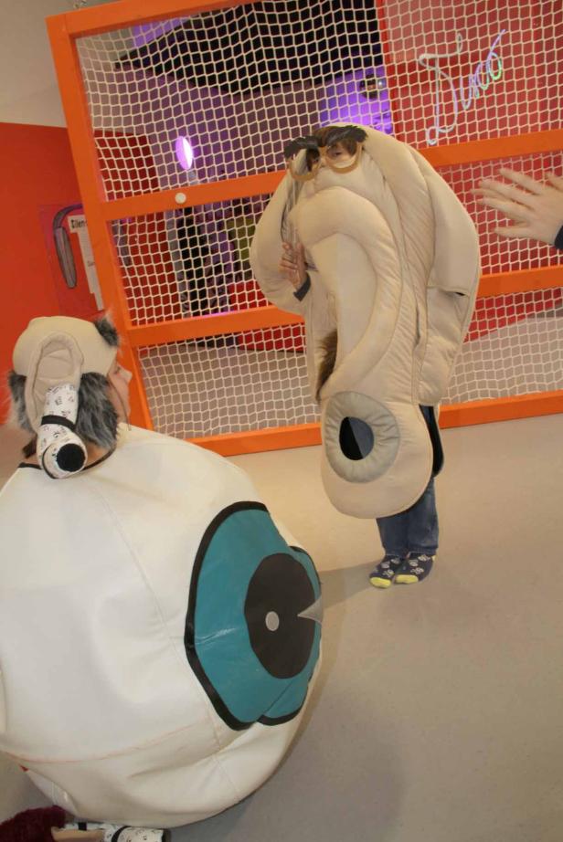 Mit zwei Klassen durch die neue ZOOM-Ausstellung