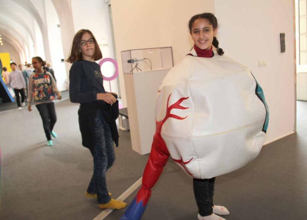Mit zwei Klassen durch die neue ZOOM-Ausstellung