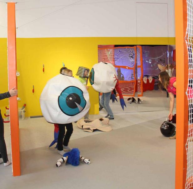Mit zwei Klassen durch die neue ZOOM-Ausstellung