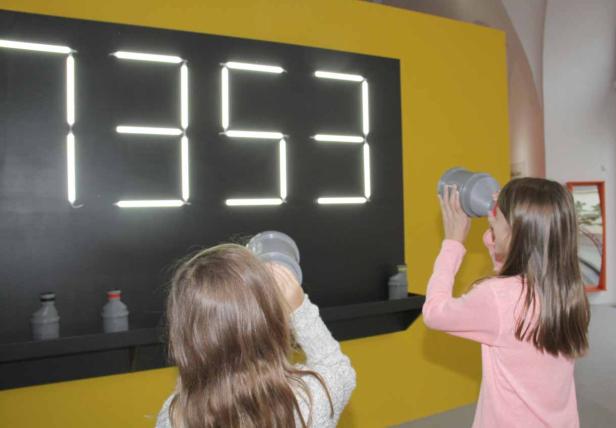 Mit zwei Klassen durch die neue ZOOM-Ausstellung