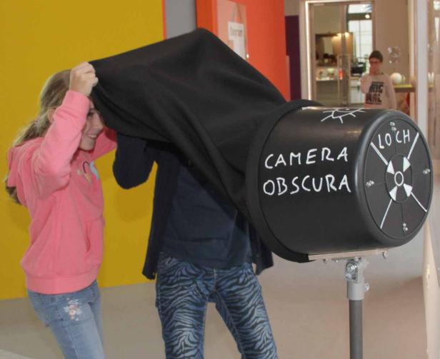 Mit zwei Klassen durch die neue ZOOM-Ausstellung