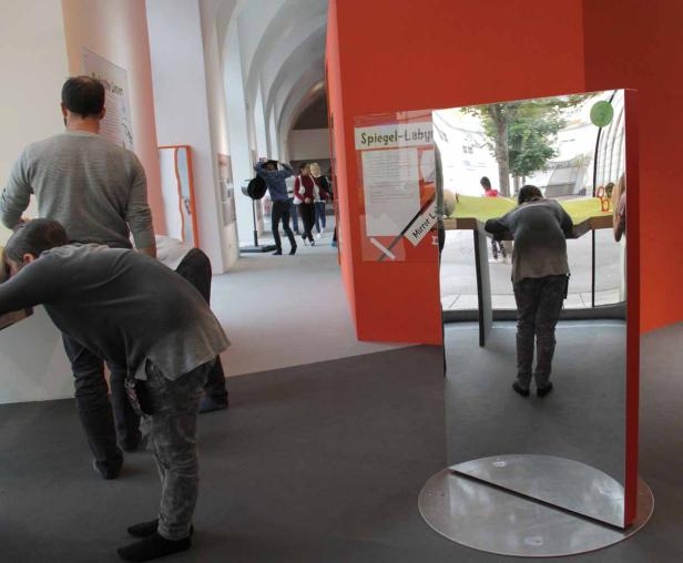 Mit zwei Klassen durch die neue ZOOM-Ausstellung
