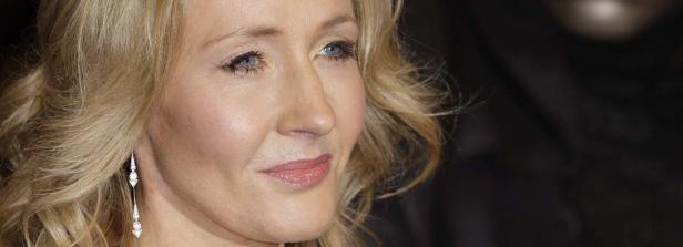 Nahaufnahme von J.K. Rowling mit blonden Haaren und Ohrringen.