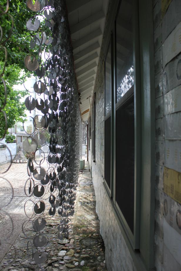 Eine Fassade mit Fenstern und einer Dekoration aus Metallringen.