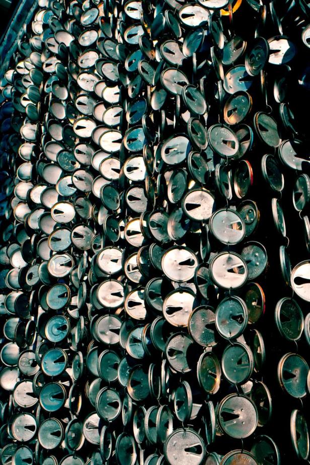 Ein Vorhang aus recycelten Getränkedosenlaschen.