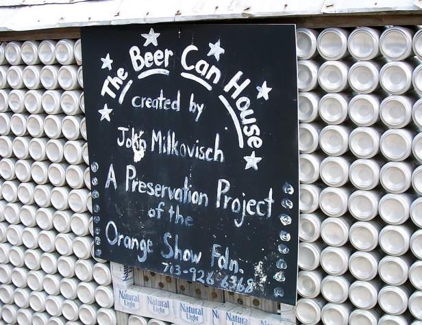 Ein Schild für das „Beer Can House“, ein Konservierungsprojekt von John Milkovisch.