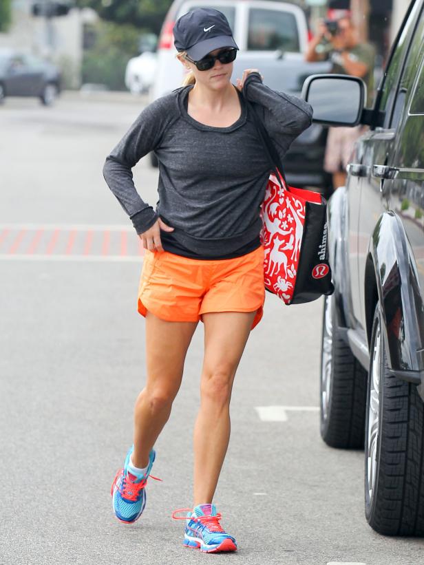Reese Witherspoon in Sportkleidung und mit einer Tasche beim Verlassen eines Autos.