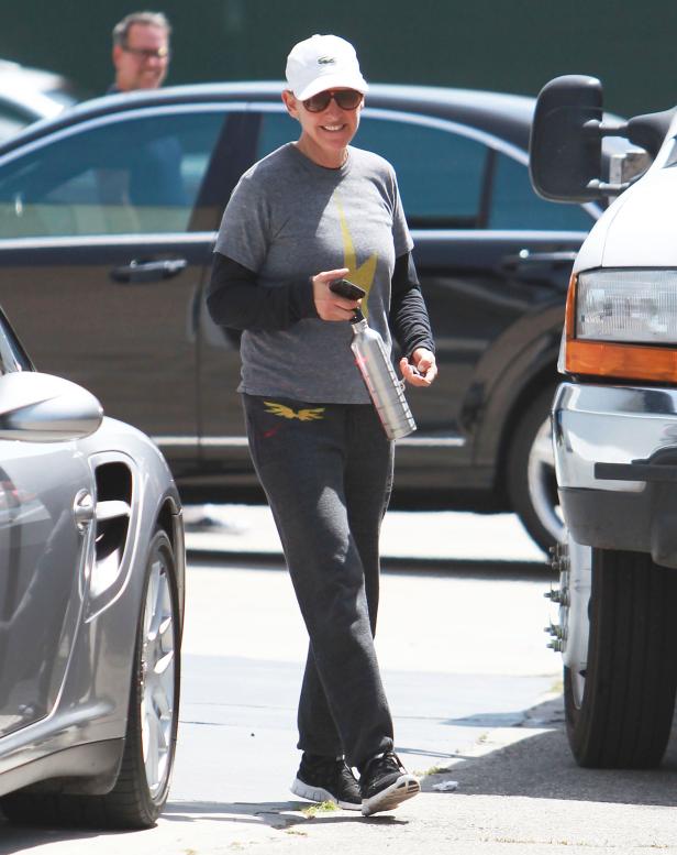 Ellen DeGeneres mit einer Wasserflasche in der Hand auf der Straße.