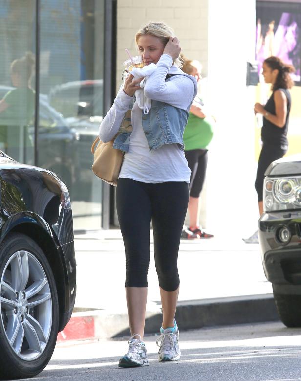 Cameron Diaz geht mit einem Getränk in der Hand die Straße entlang.