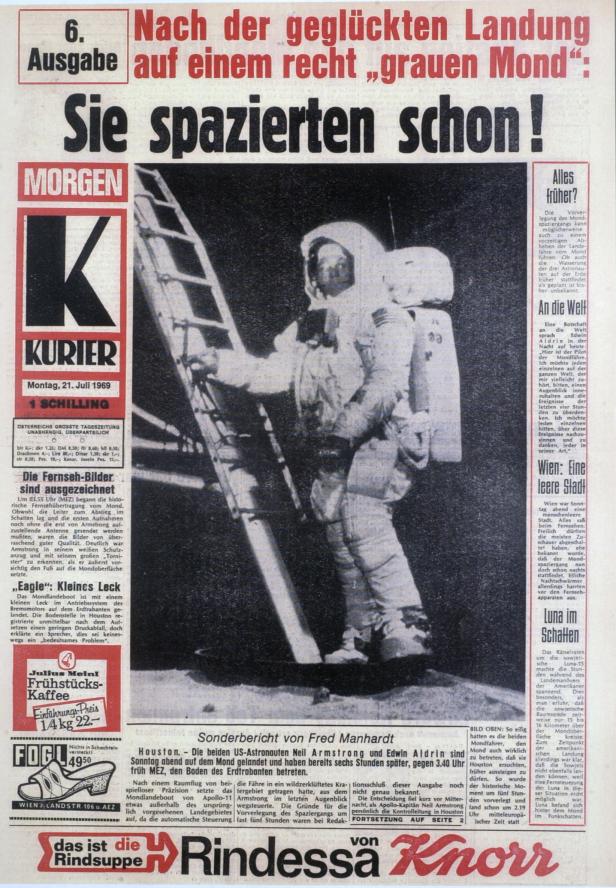 Ein Astronaut steigt auf dem Mond eine Leiter herunter.