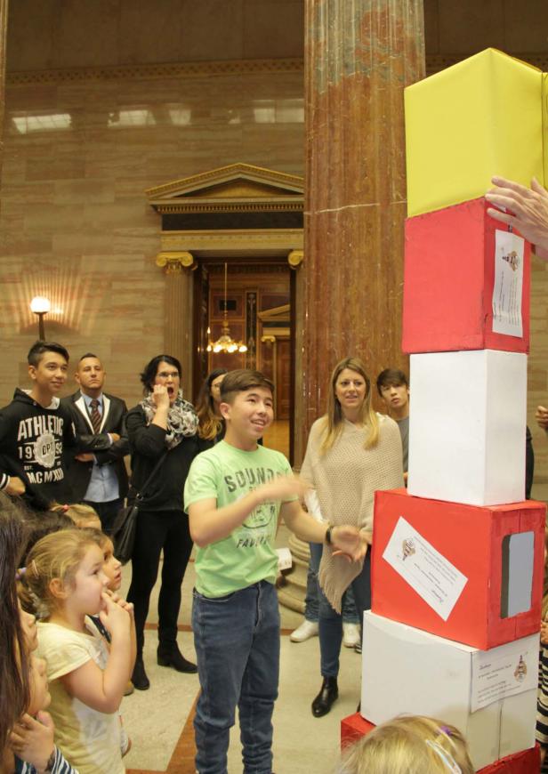 Kinder bauen Leuchtturm im Parlament