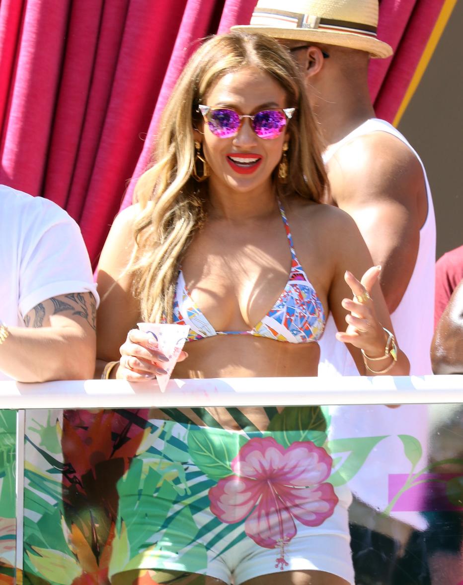 Jennifer Lopez zeigt BikiniFigur mit 46