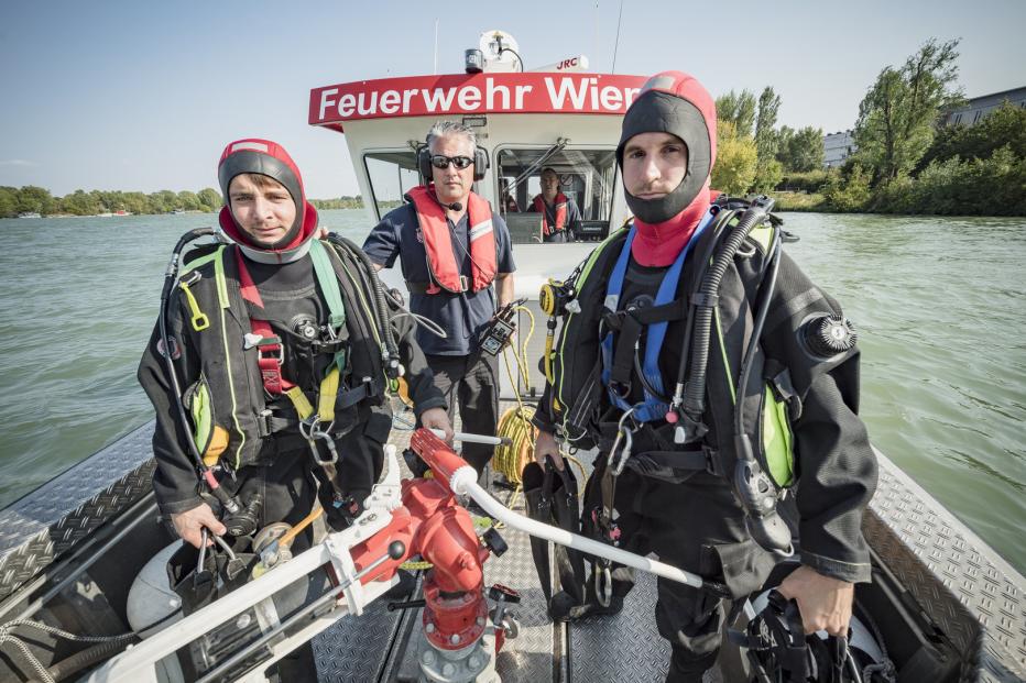 Feuerwehrtaucher Extreme Einsätze unter Wasser