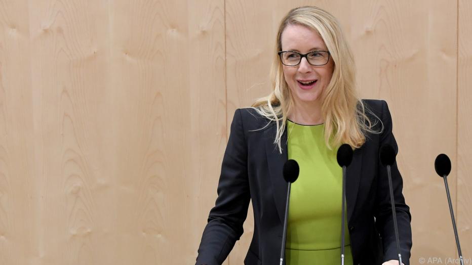 Christine Aschbacher neue türkise Arbeits und Familienministerin