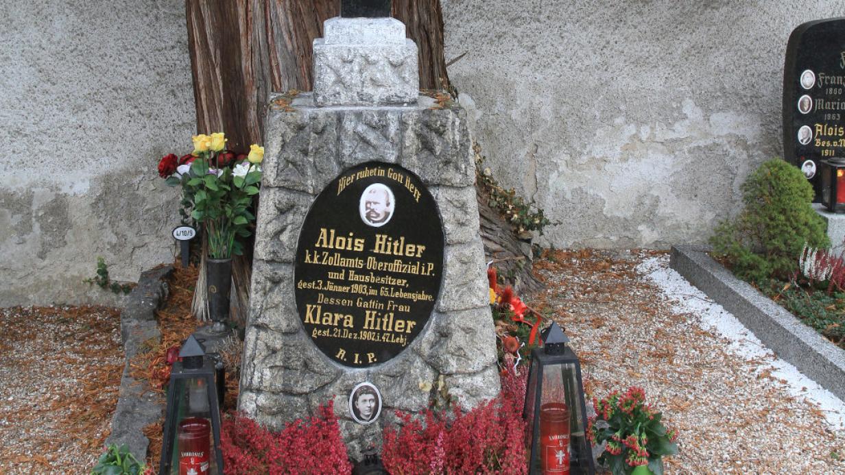 SS-Runen auf Grab von Hitlers Eltern | kurier.at