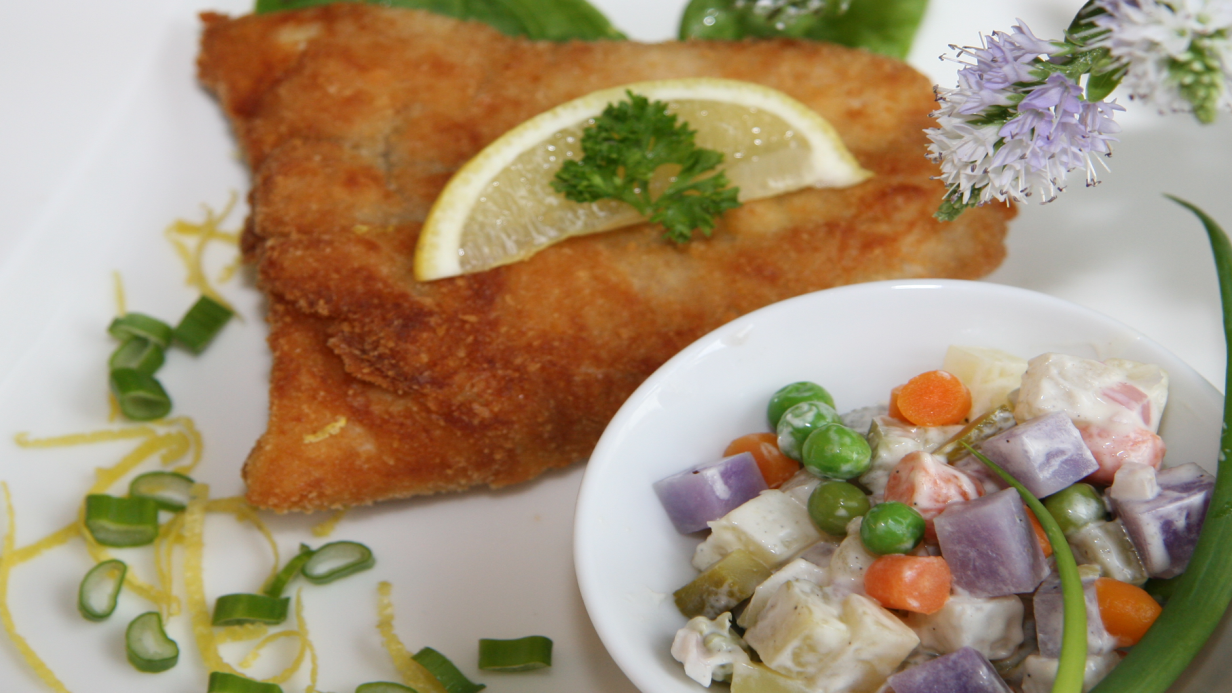 Bunter Erdäpfel-Salat mit Karpfen