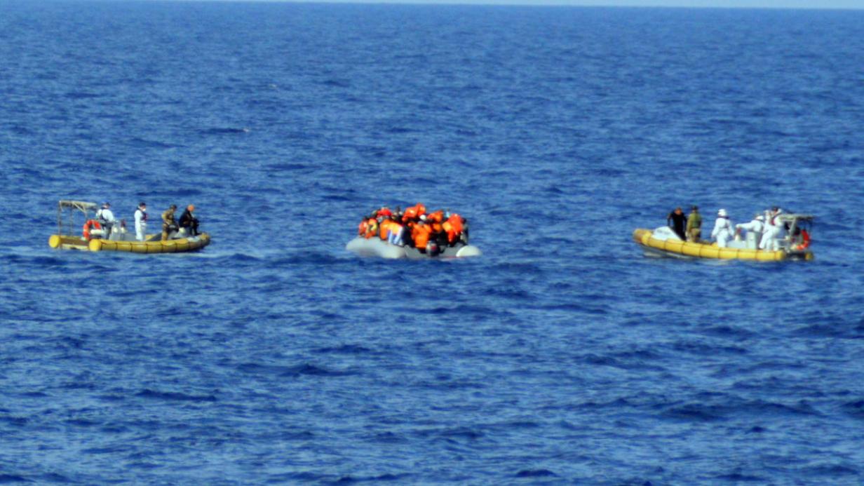 Boot Rast Auf Strand Zu   Badegäste Halten Die Flüchtlinge Fest: So Dramatisch War Die Rettungsaktion! - 2qkxfvq