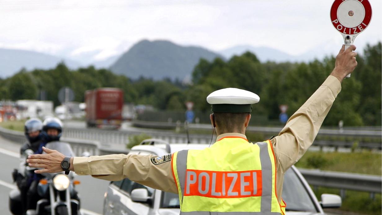 Dobrindt Die Überstunden Falle Grenzkontrollen Verlängern Ist Das Noch Zu Schaffen - xgcqmws