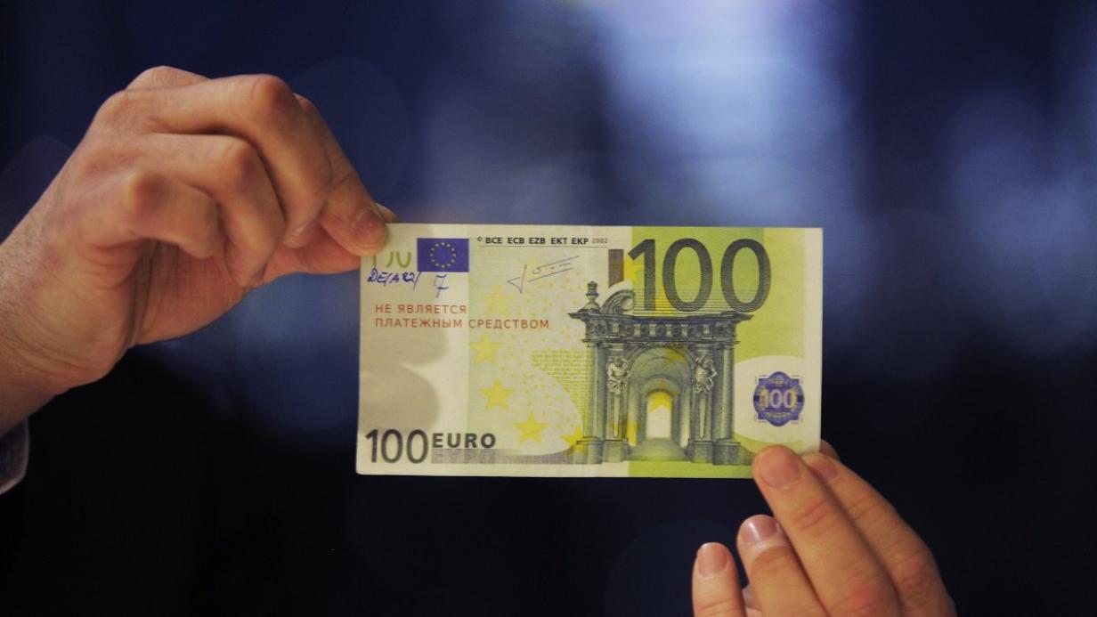 1900 евро. 100 Евро купюра. 100 Евро купюра с двух сторон. 100 Евро фото. 100 Евро банк приколов.