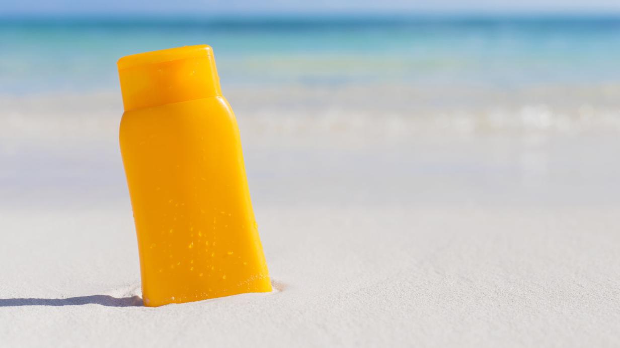 Darf man Sonnencreme aus dem Vorjahr noch verwenden? | kurier.at