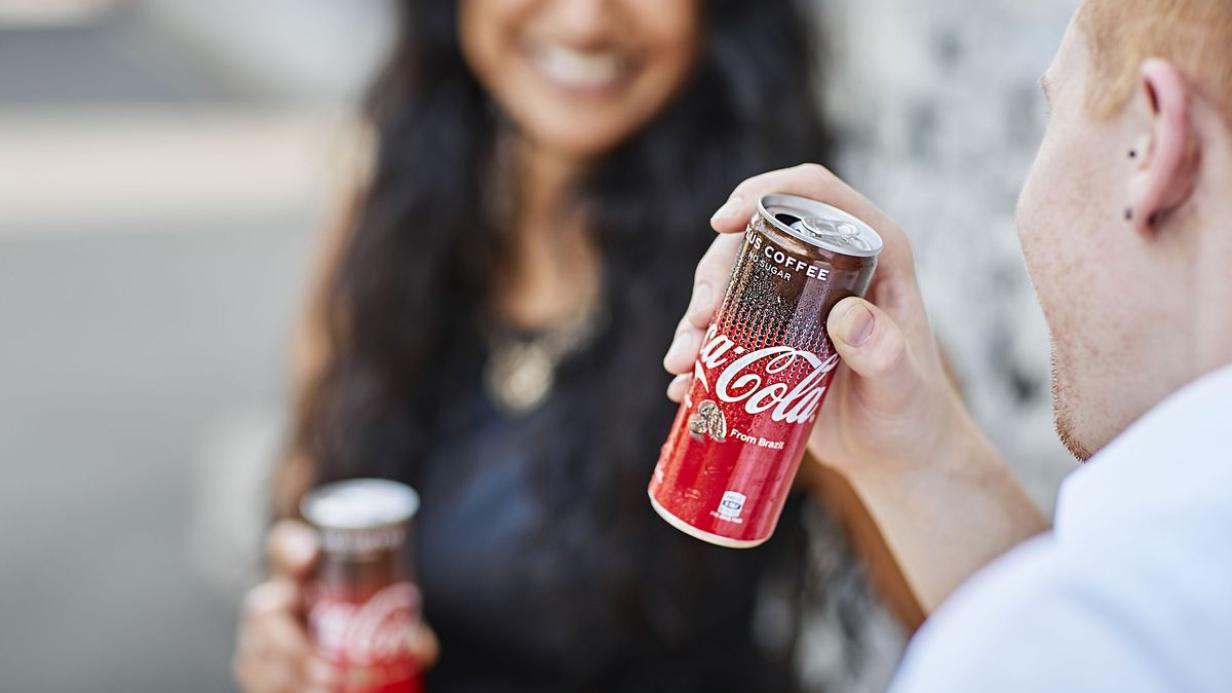 Drunk bank. Человек с Кока колой. Кола Дринк. Coca Cola в руке. Фото Кока колы.