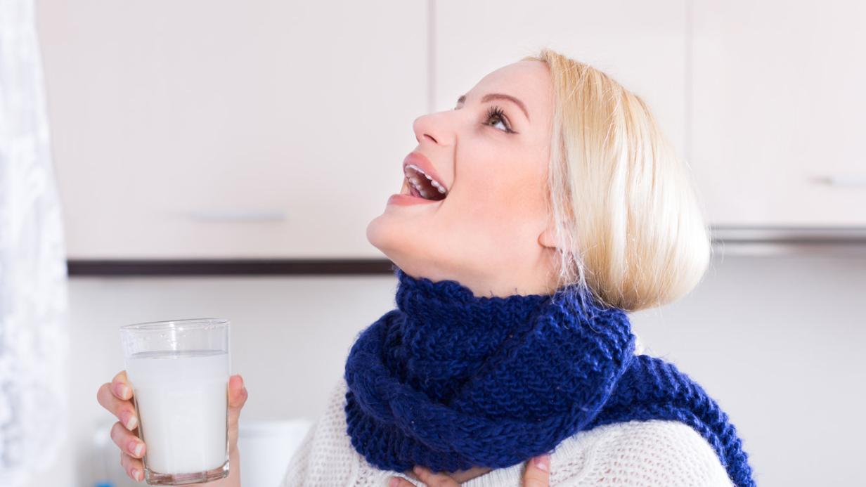 Горячее питьё от простуды. Хронический тонзиллит миндалины. Питье от простуды. Простудные заболевания. Девушка с простудой.