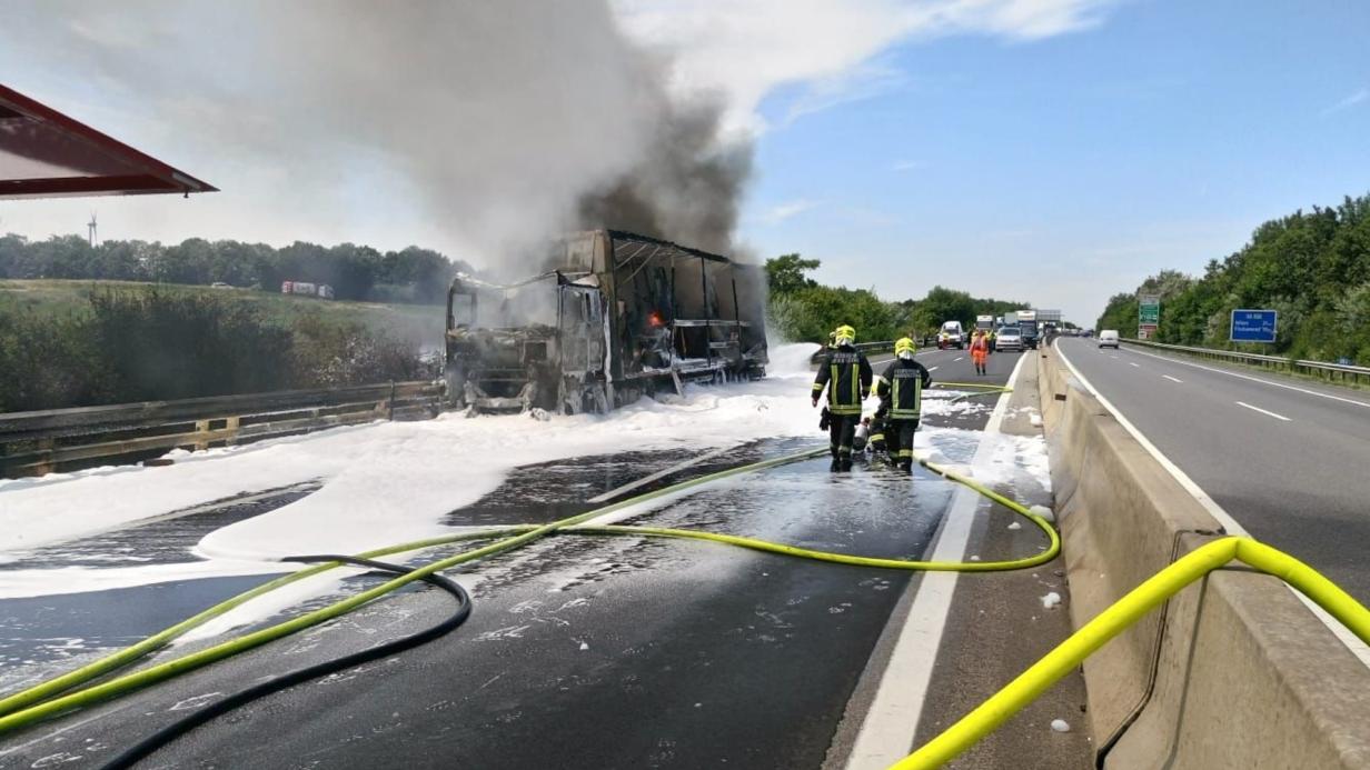 Lkw-Brand Sorgt Für Kilometerlangen Stau Auf A4