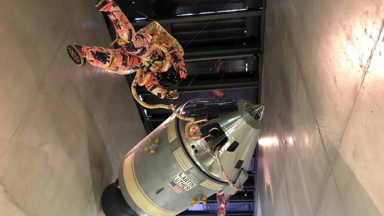 Wie Viel Kostet Ein Flug Zum Mond Museum der Moderne: Flug zum Mond mit sehr viel Ironie