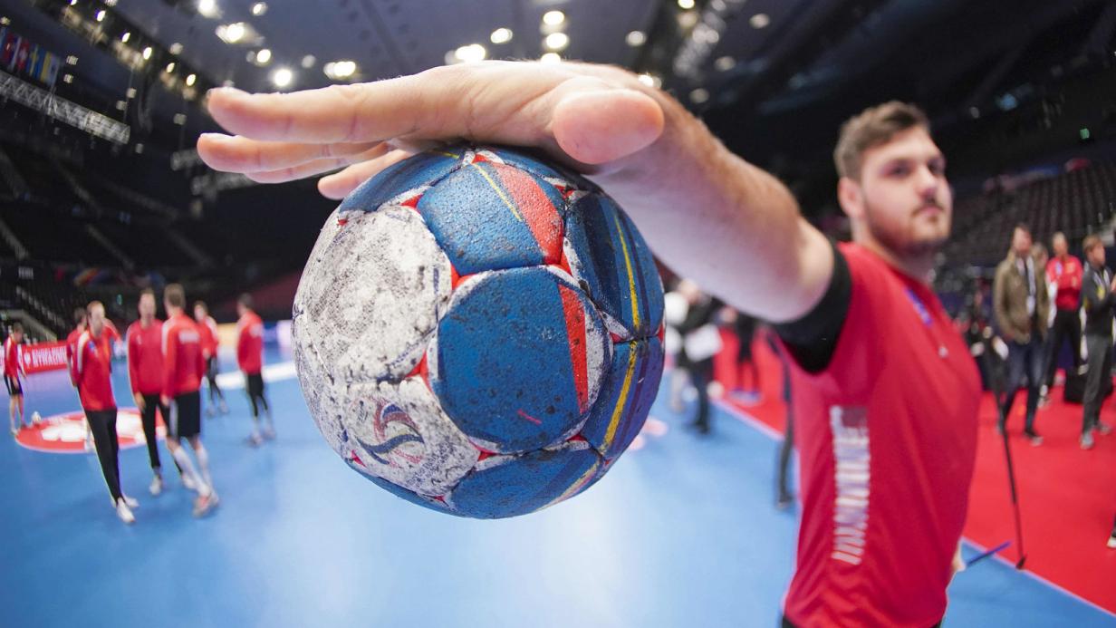 Harz im Handball Der Klebstoff, der Traumtore ermöglicht