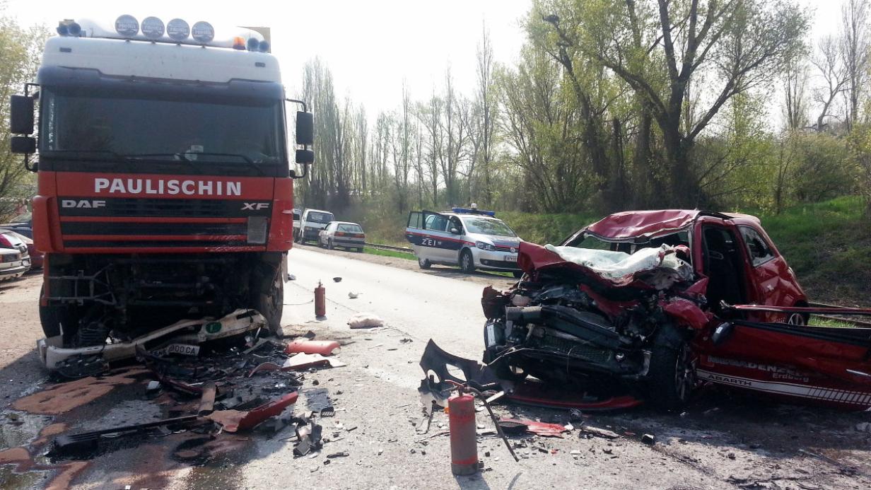 Pkw Krachte Frontal Mit Lkw Zusammen: Fahrer Tot