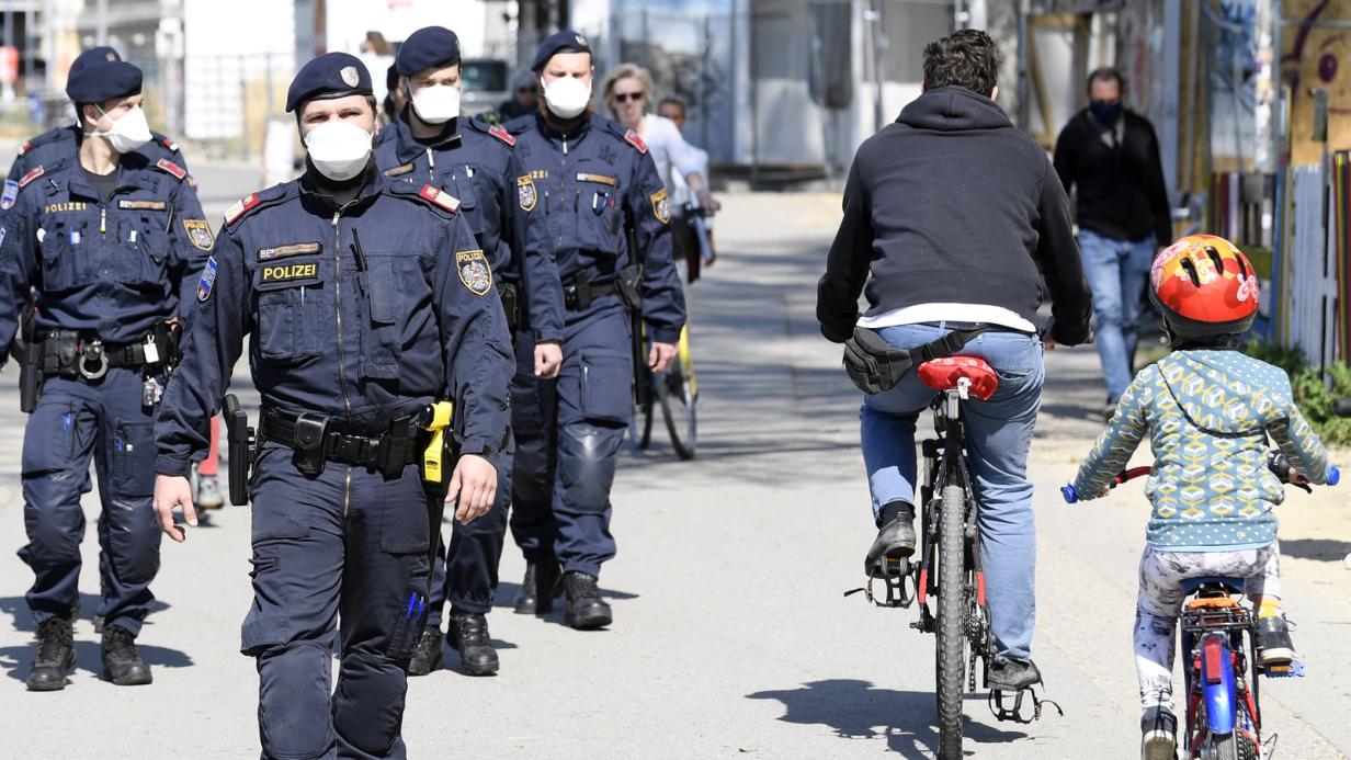 Die Polizei Verstärkt Den Streifendienst