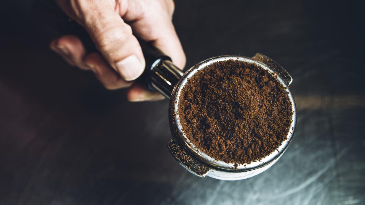 Alten Kaffeesatz neu nutzen: Tipps für Dünger bis Peeling