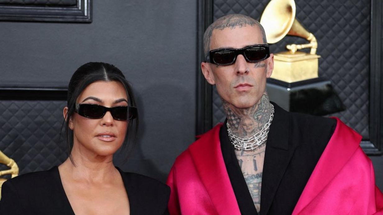 Bitte, schickt Gebete": Travis Barker im Spital, Kourtney Kardashian an  seiner Seite